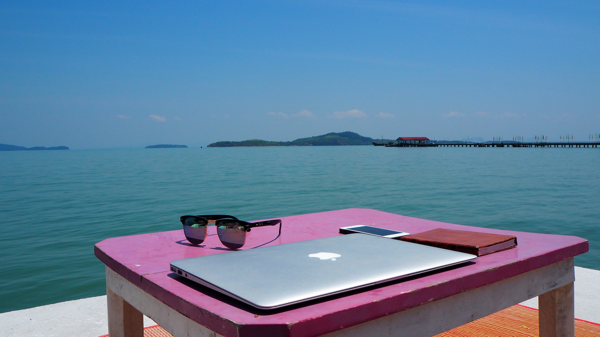 mit Laptop und Handy am Strand arbeiten, Foto CC0 Pixabay