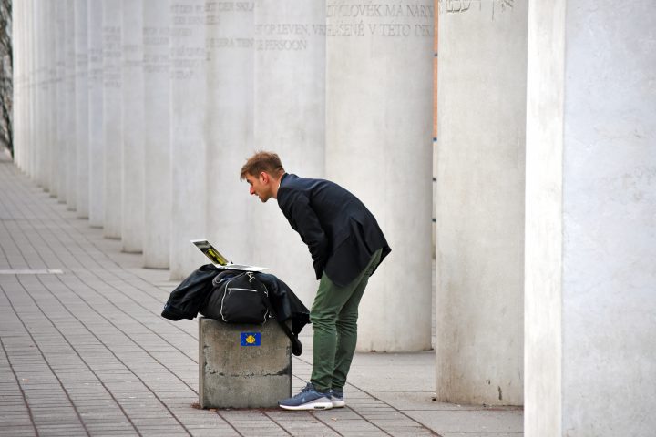 Mann guckt auf einen Laptop