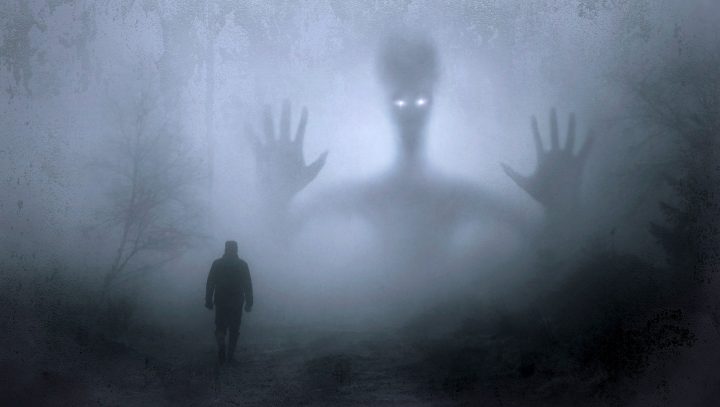 Mann im Nebel vor einer Geistersilhouette
