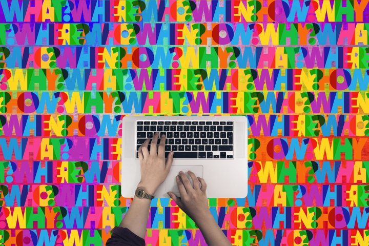 Laptop inmitten von Fragewörtern
